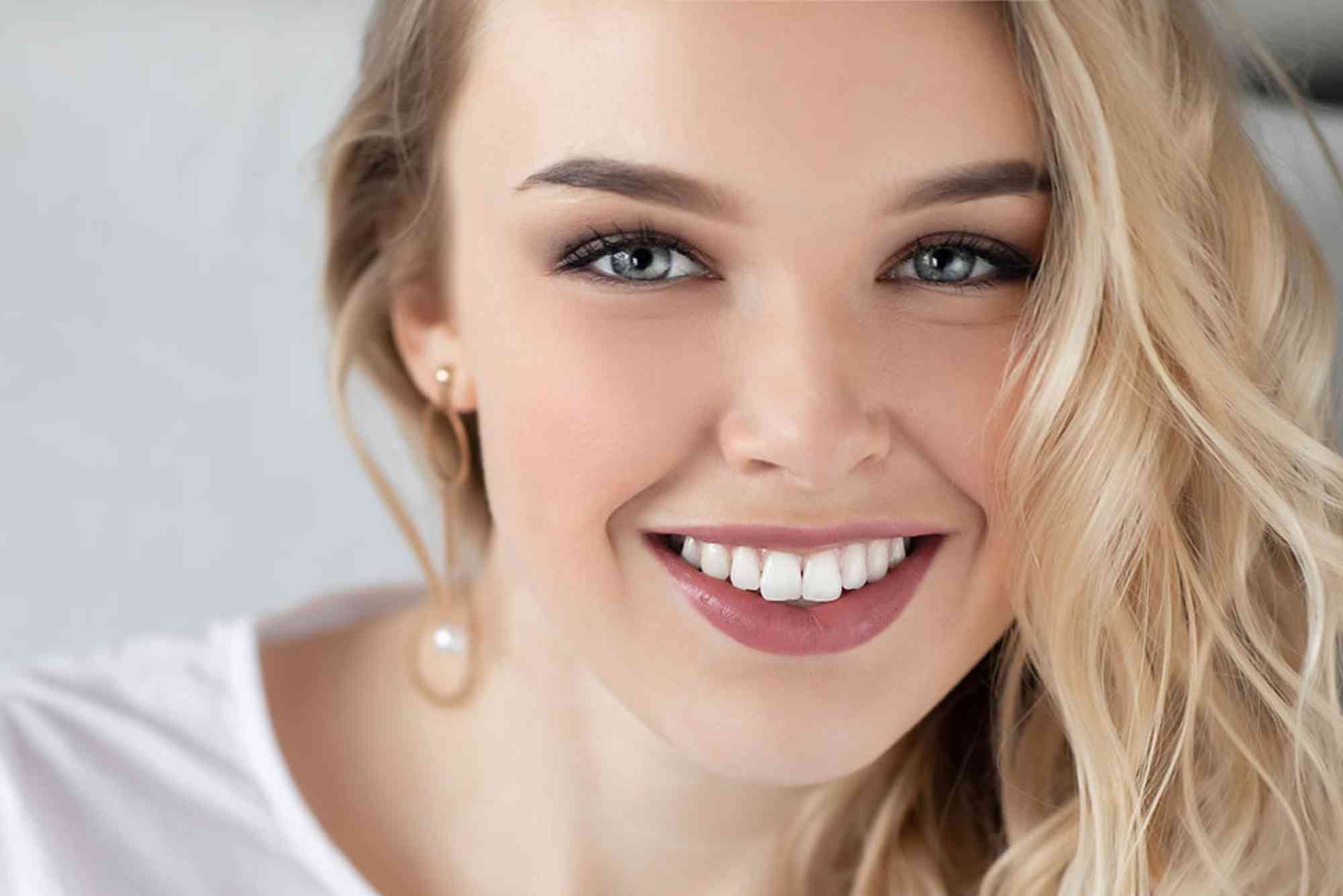 لمسات أنيقة تبرز جمال الإطلالة